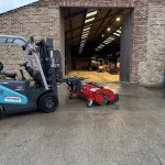 veegmachine met opvangbak voor palletvorken